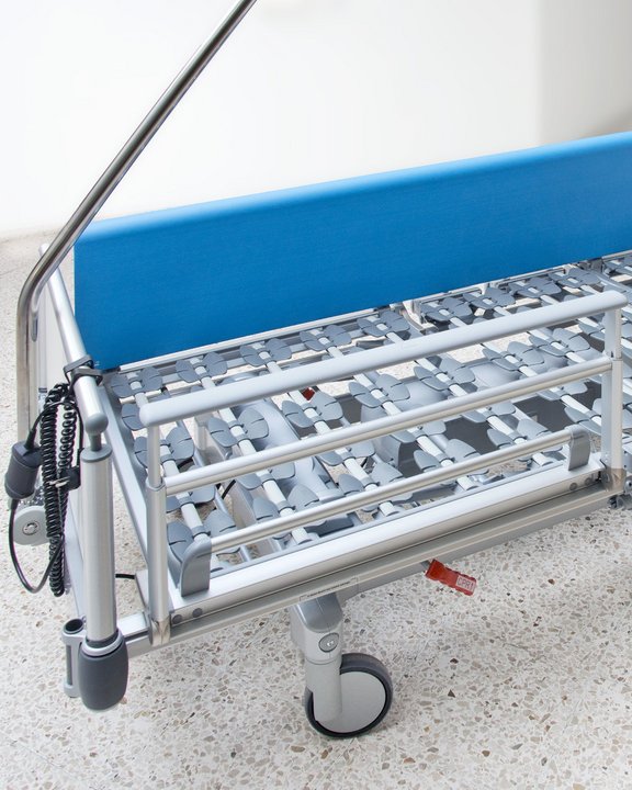 Side rail guard for hospital bed 